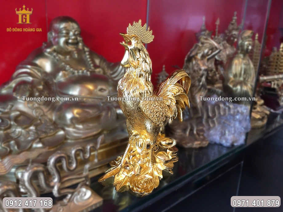 Toàn bộ bề mặt của linh vật gà được thếp vàng 9999 sang trọng